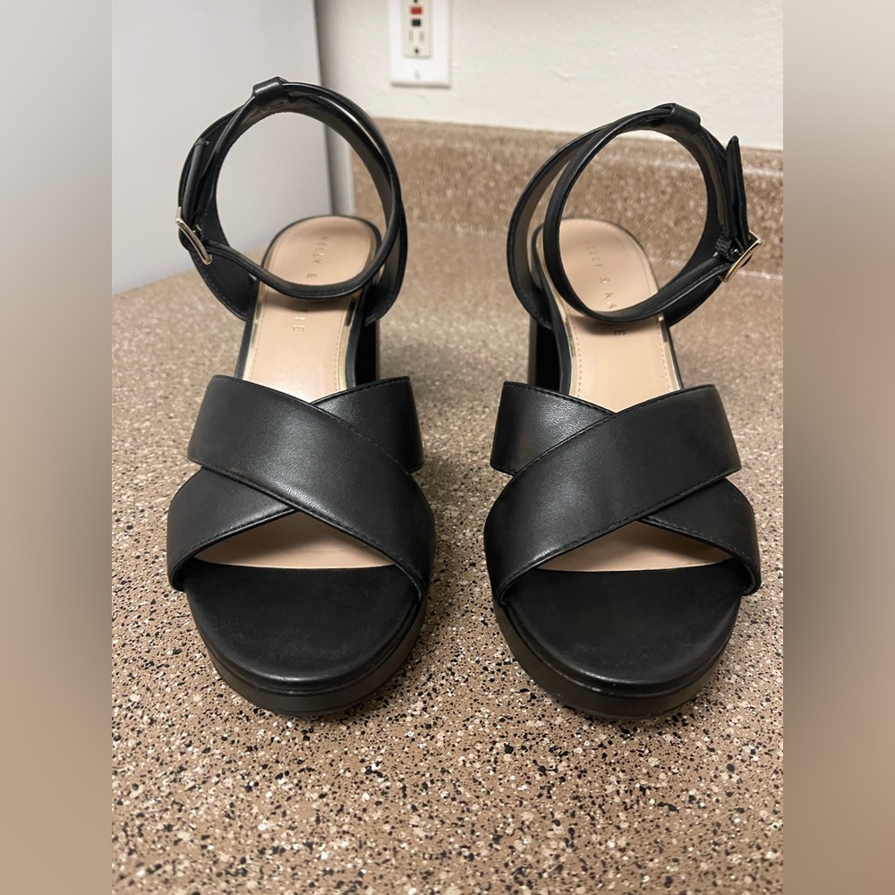 Kelly & Katie Hanniah Platform Sandal - Picture 4 of 13